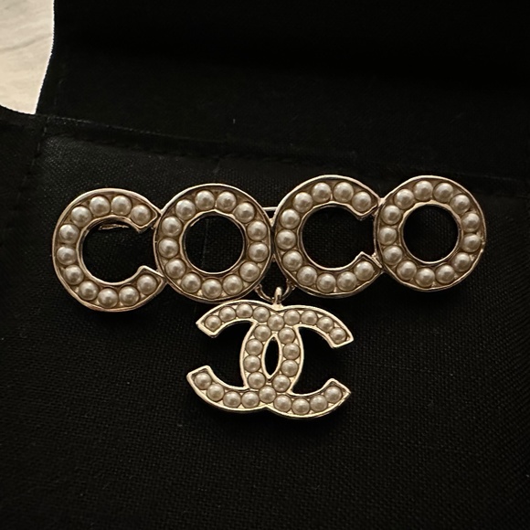 CHANEL Gold Plated COCO Mark Pearl Brooch Accessories B24 V gold